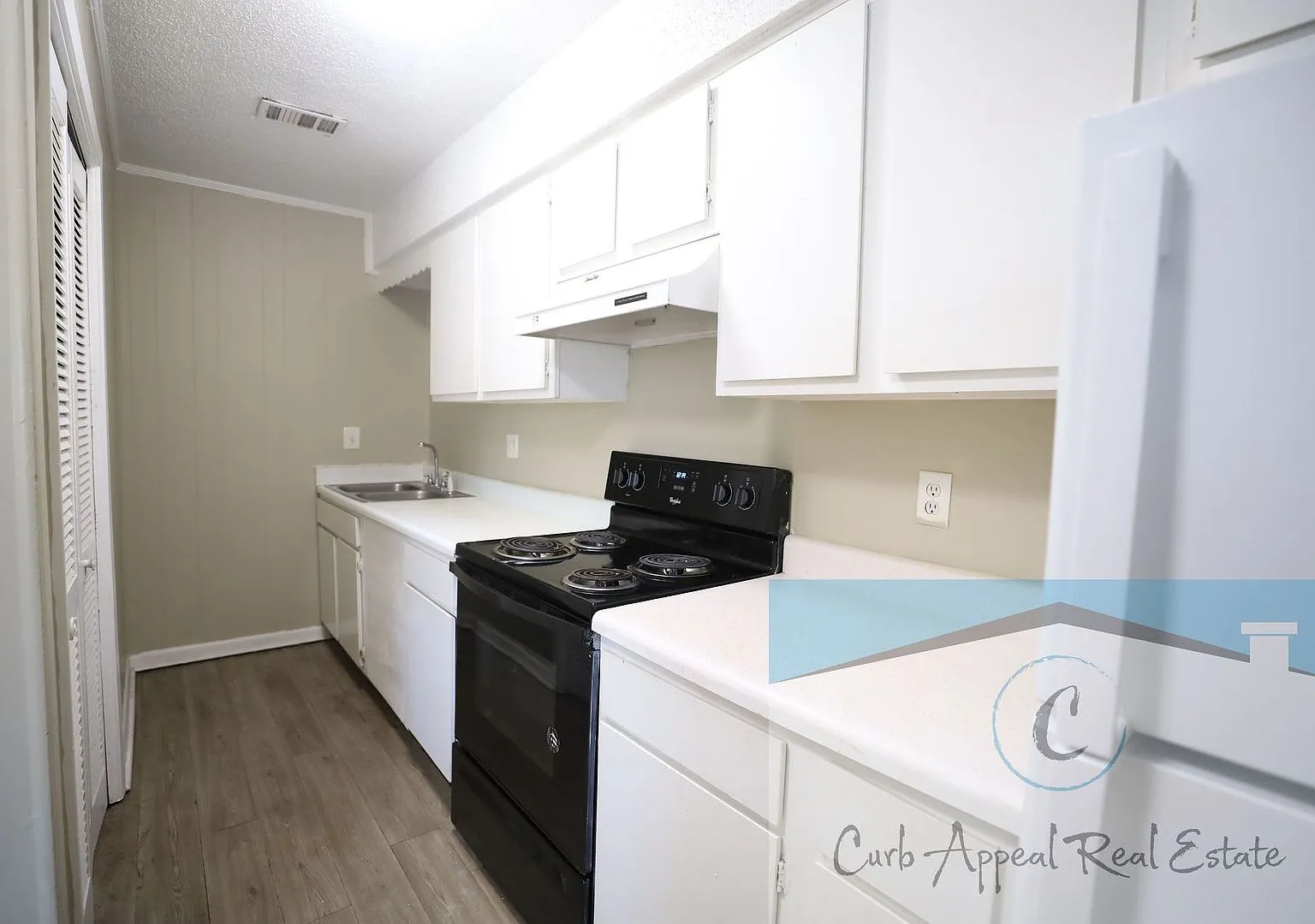 2110 Cedar Heights — Photo 3