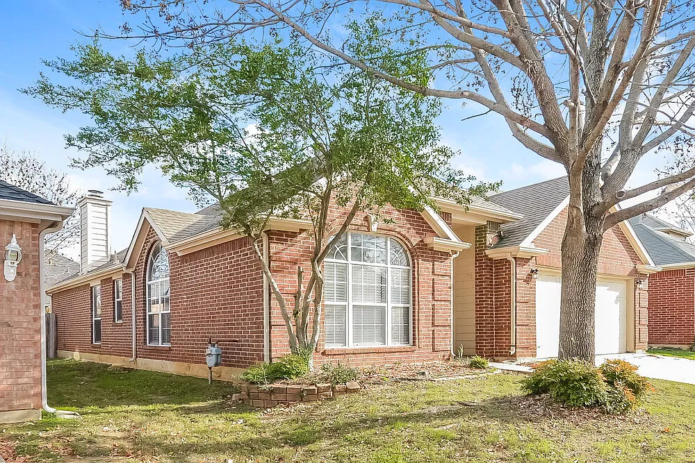 3 bed, 2.0 bath, 1888 sqft, $2,270 — Photo 4