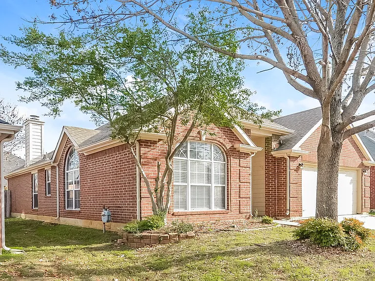 802 Lake Bridge Dr — Photo 4