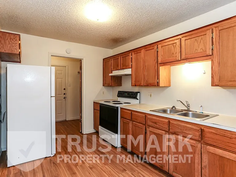 220 Gibson St #B — Photo 5