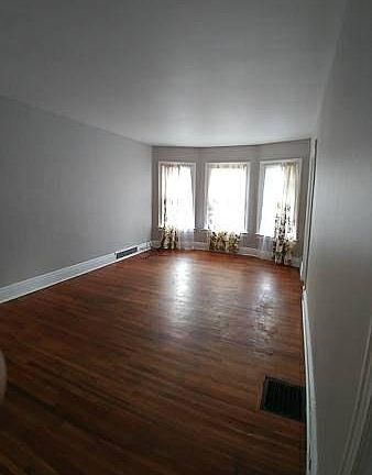 4th image of 928 W Ferry St