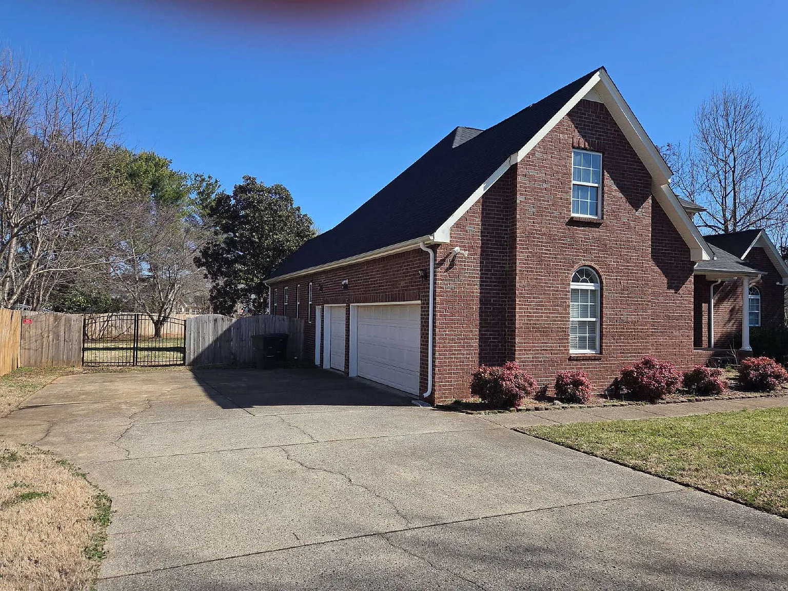 4 bed, 2.5 bath, 2970 sqft, $2,899 — Photo 2
