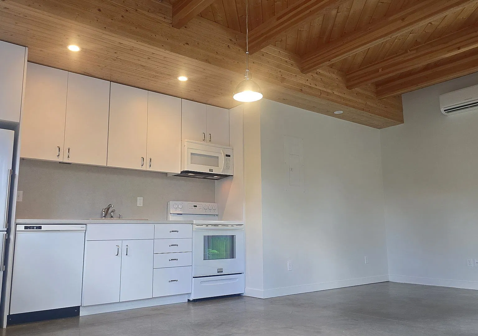 N Commercial — Photo 2