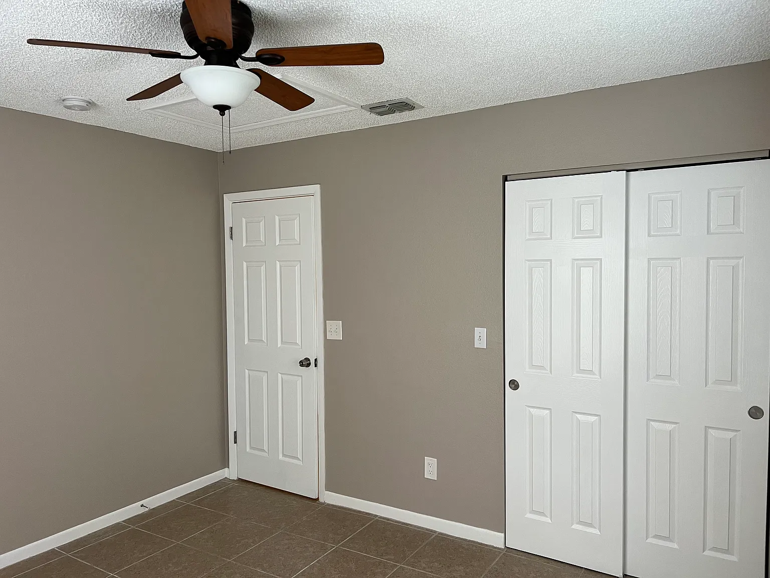 Poinsettia Ave, Tarpon Springs — Photo 3
