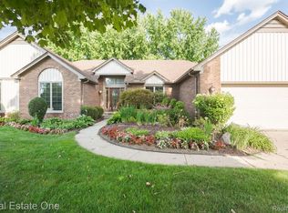 23028 Willowbrook Dr, Farmington Hills, MI 48335