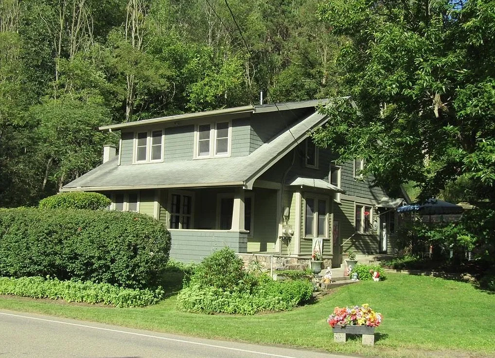 3 bed, 2.0 bath, 1856 sqft, $2,000 — Photo 1