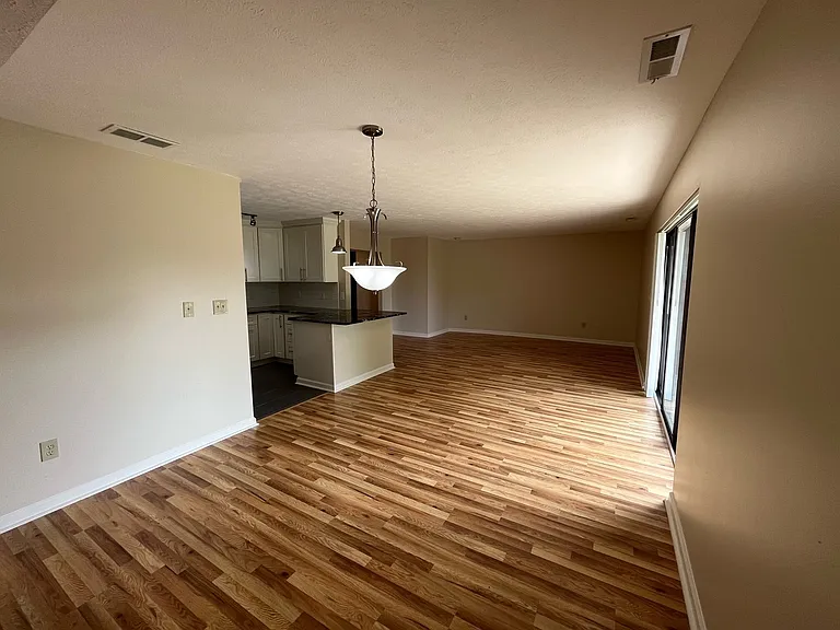 7201-7223 Beacon Hill Dr — Photo 4