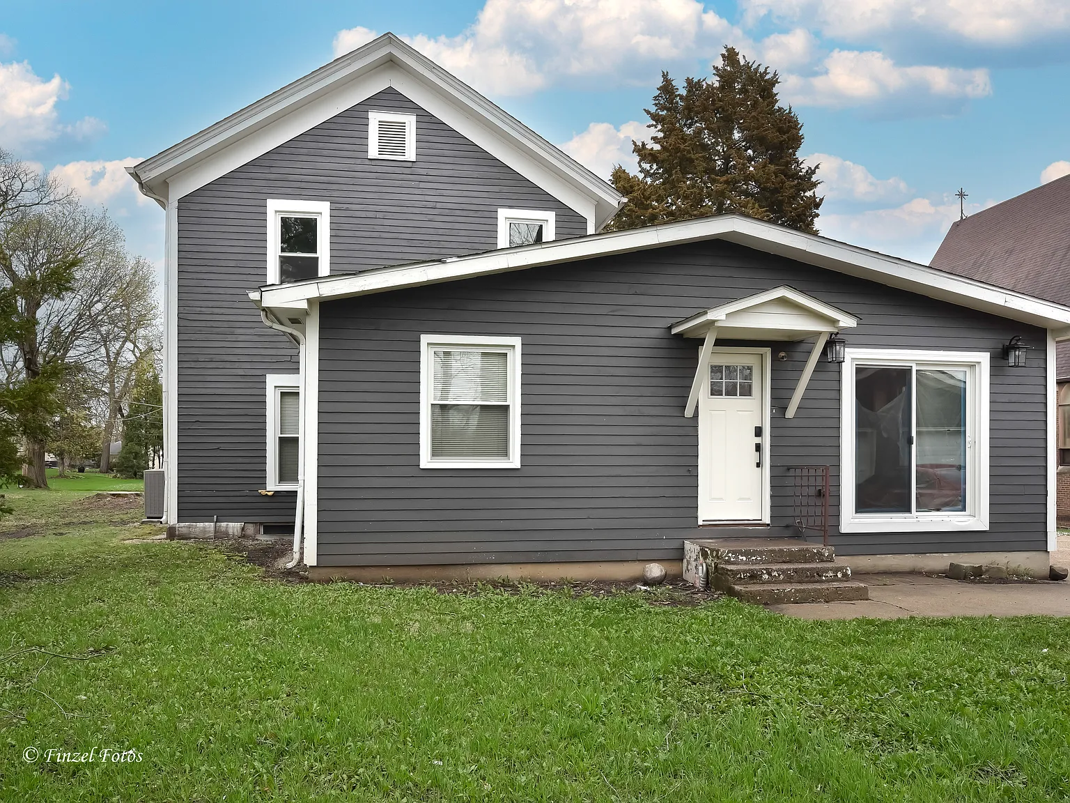 3 bed, 1200 sqft, $2,300 — Photo 4