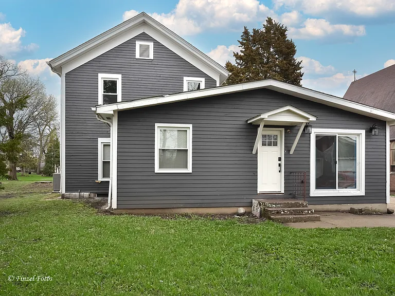 10907 N Woodstock St #A — Photo 4