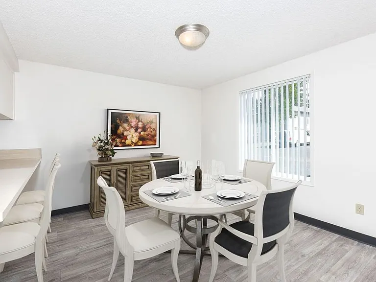 Wellington Court Townhomes — Photo 9