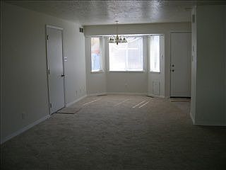 4th image of 1018 Sparks St N