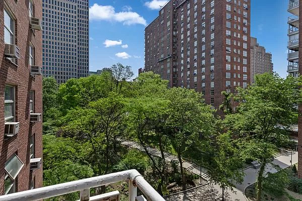 1st image of 90 La Salle St APT 7H