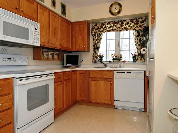 3rd image of 66 Great Hill Dr #66