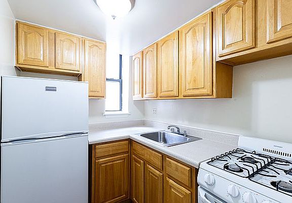 5th image of 67 W 109th St APT 5B