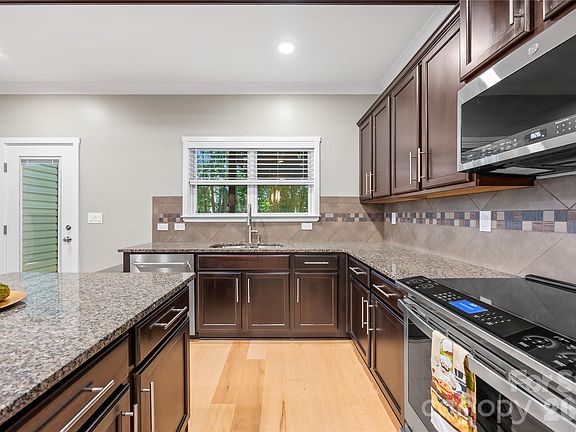 4th image of 102 Sheridan Ct