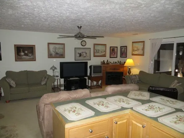 30 Crystal Ct, Pontiac, IL 61764