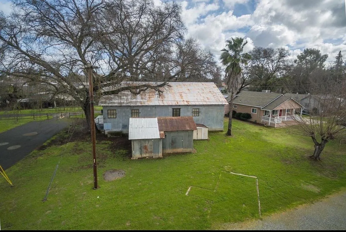 2646 Date St — Photo 2