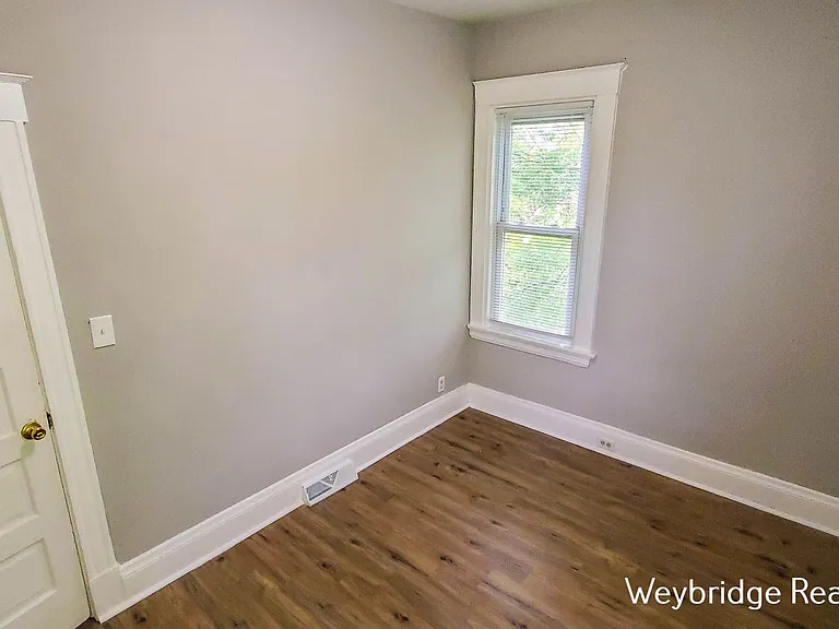 942 Mansion Ave — Photo 8