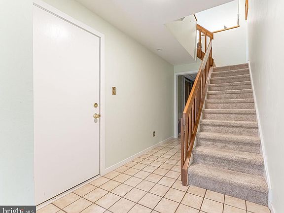 4th image of 301 S Point Dr