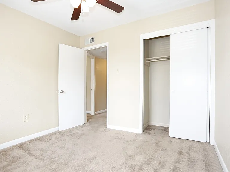 Chateau Lafayette Apartments — Photo 8