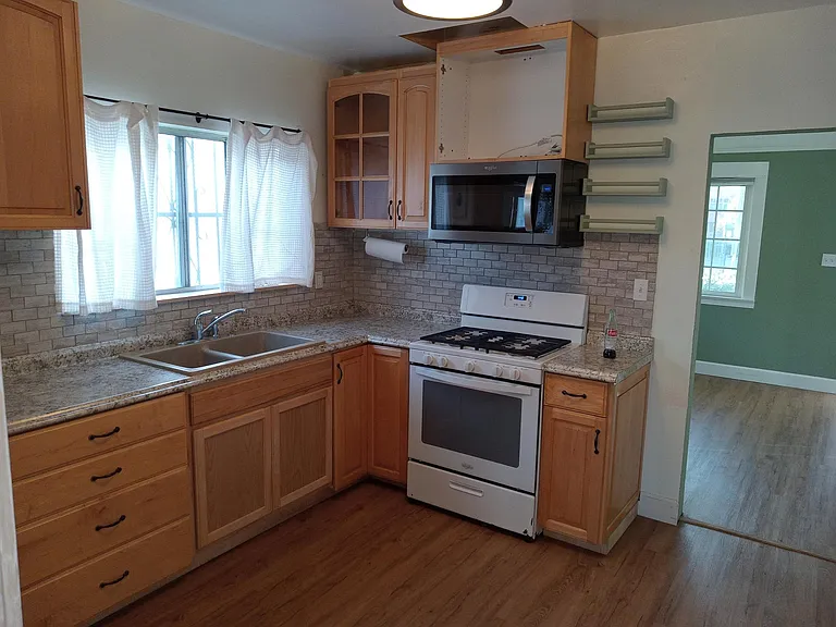 1129 S Evans St — Photo 2