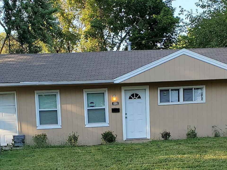 Front of home. Across the street is a sweet lady has has lived there for 50 years, and two dorres d