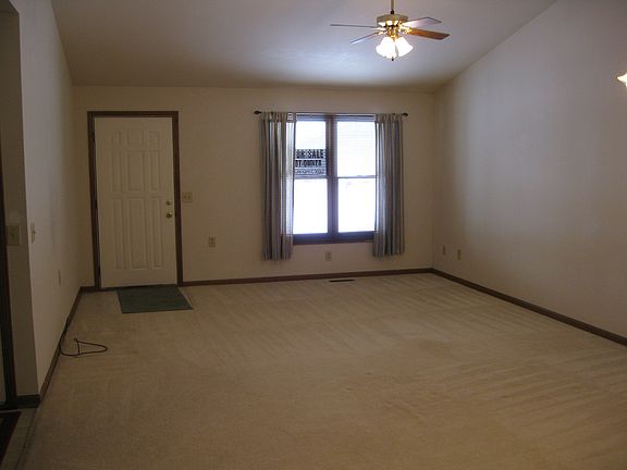 3rd image of 307 Willow Bend Cir