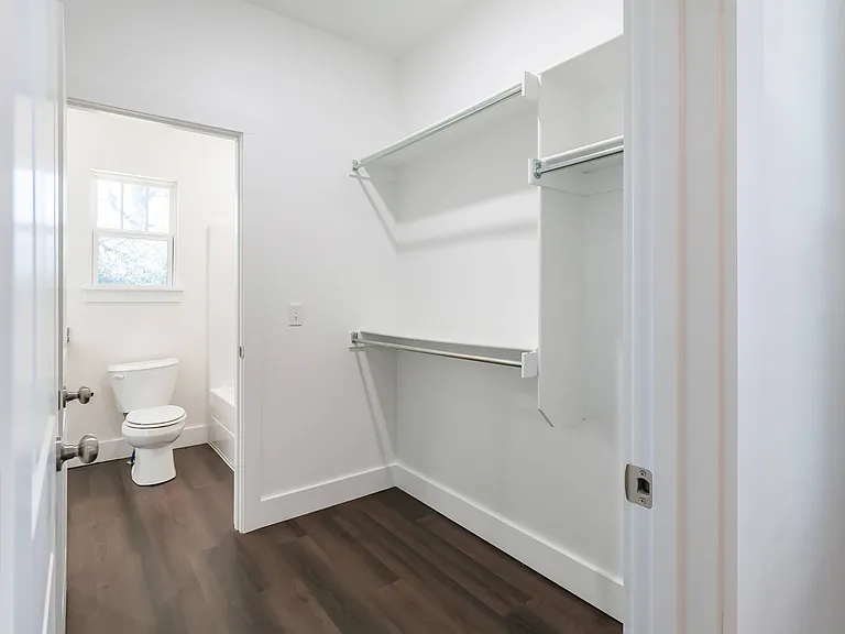 The Lakewood House Apartments — Photo 37