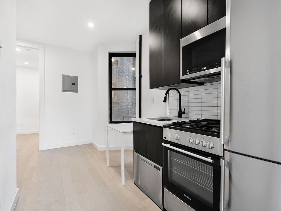 2nd image of 33 Henry St #12B