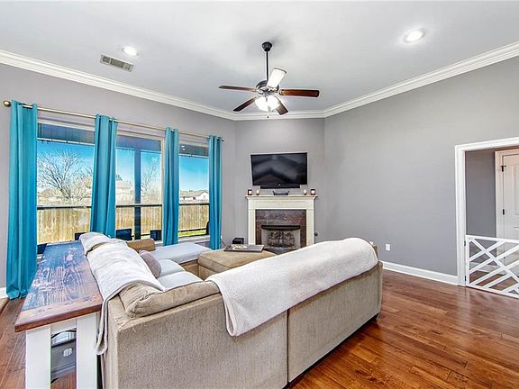 3rd image of 370 Kleinpeter Dr