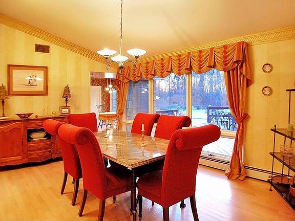 Formal D/R w/High Ceilings