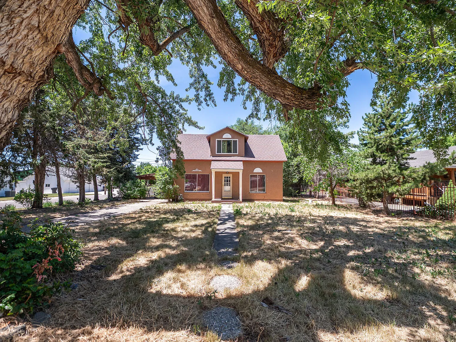 3 bed, 1.5 bath, 2051 sqft, $2,000 — Photo 2