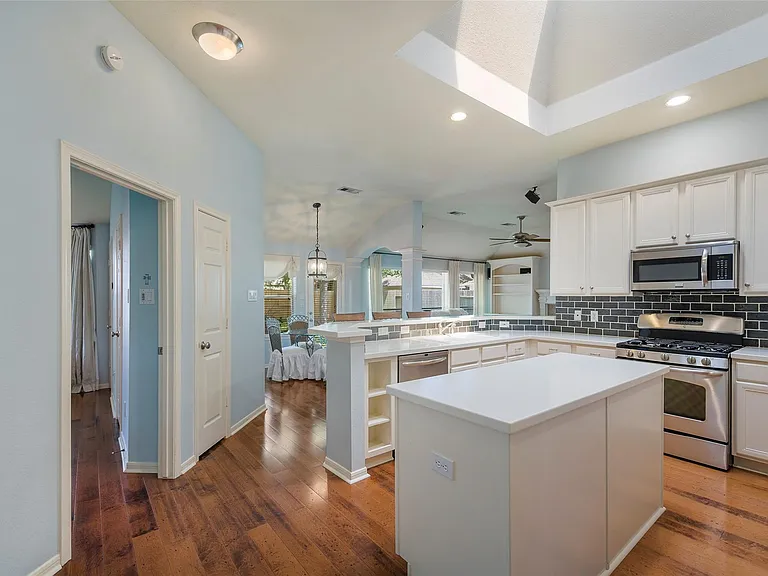 9719 Hawkins Ln — Photo 11