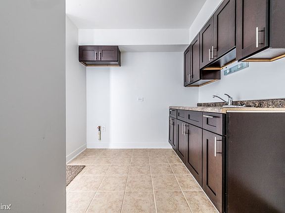 9001 S Commercial Ave Apartments Chicago Kitchen_03