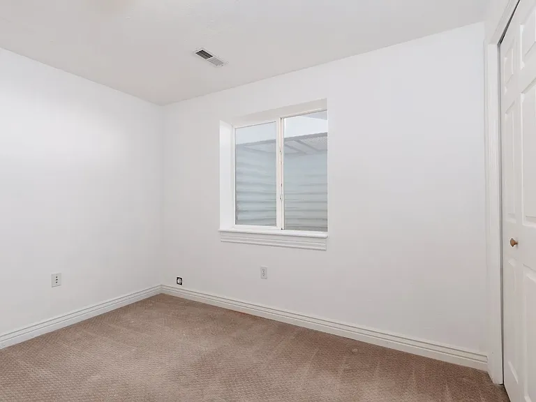 572 W 1260 N — Photo 16