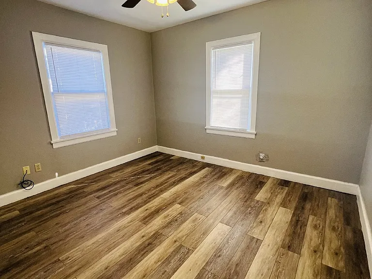 1213 W Oak Ave — Photo 8