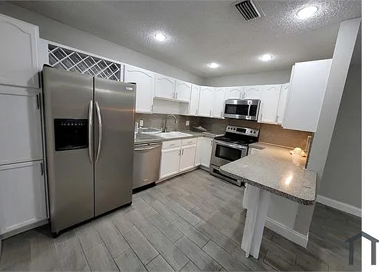 3 bed, 2000 sqft, $3,000 — Photo 3