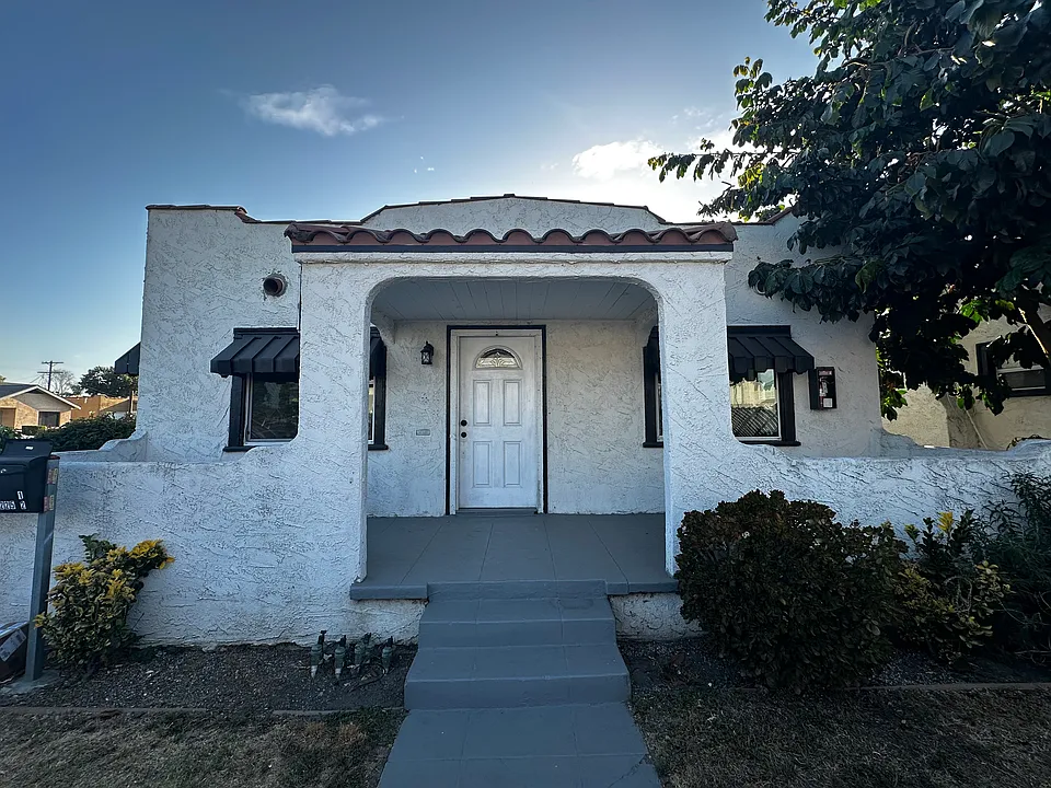 1223 W 64th St