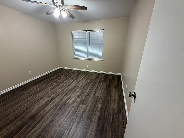 1219 Hampshire Ln #B — Photo 12