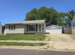 1836 Columbus Dr, Pekin, IL 61554