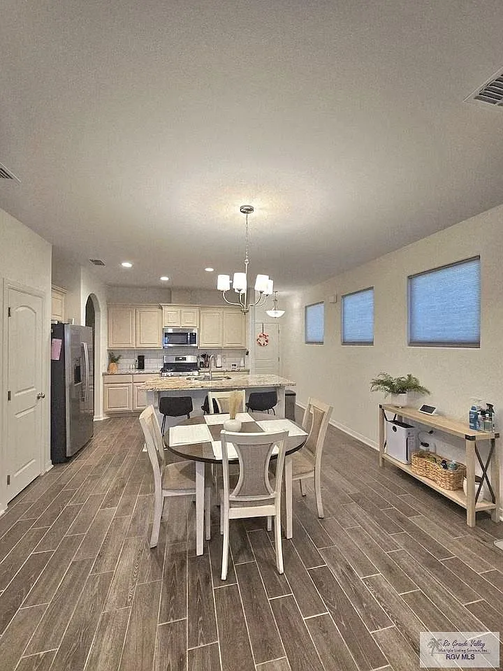 3 bed, 2.0 bath, 1150 sqft, $2,050 — Photo 2
