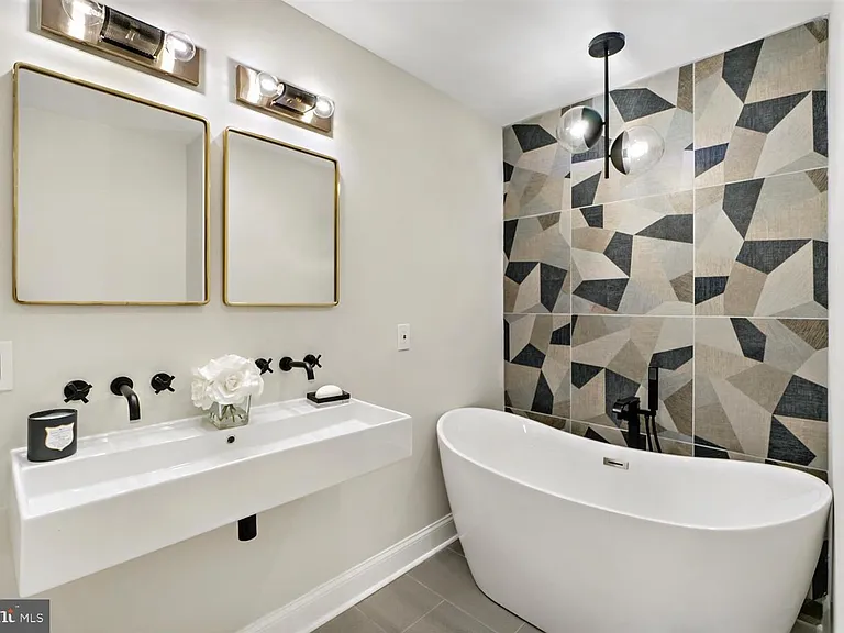 1013 S Baylis St — Photo 25