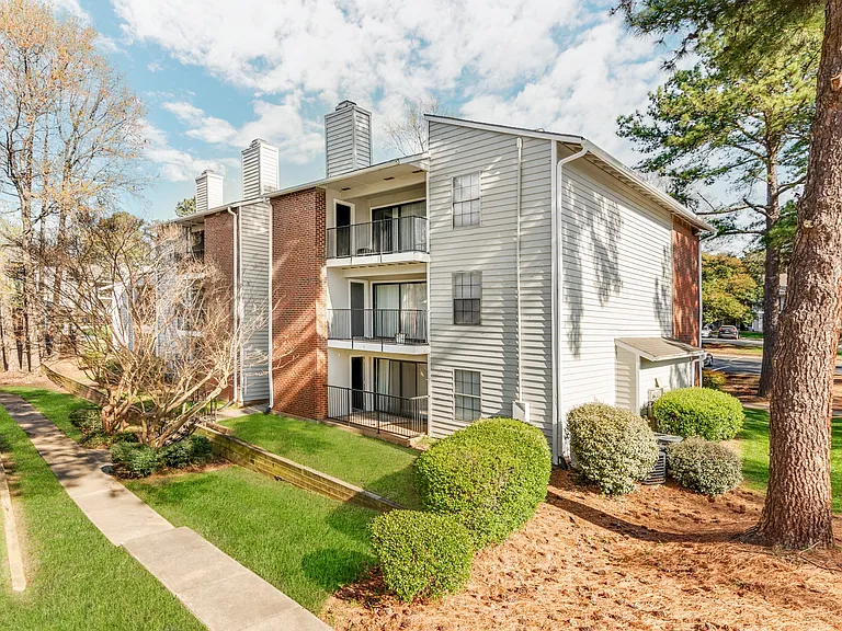 Woodford Apartments — Photo 9