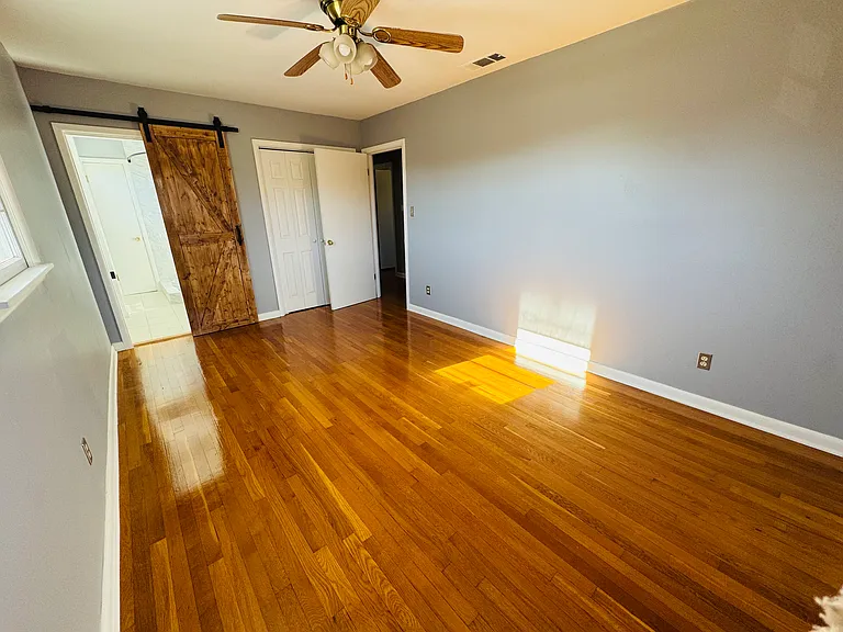 8000 Livingston Dr — Photo 5