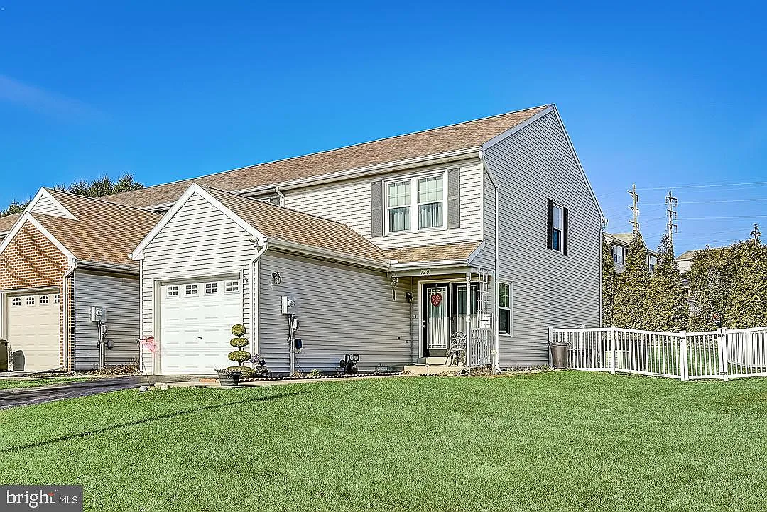729 Hawk Ridge Dr photo 1