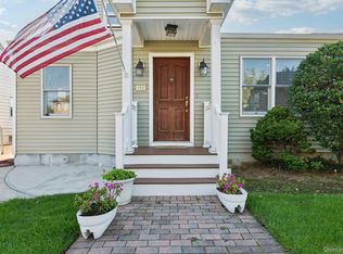 323 Barwick Boulevard, Mineola, NY 11501