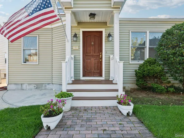 323 Barwick Boulevard, Mineola, NY 11501