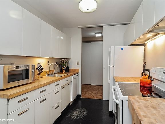 5th image of 330 W Diversey Pkwy APT 1305