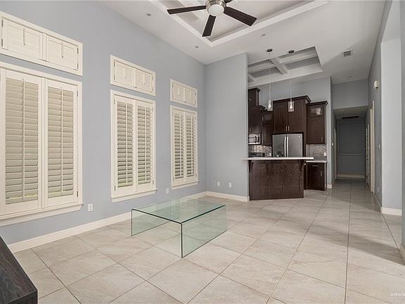 4th image of 410 Laura Dr