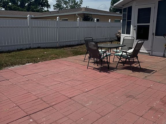 4th image of 1790 Russell Dr N